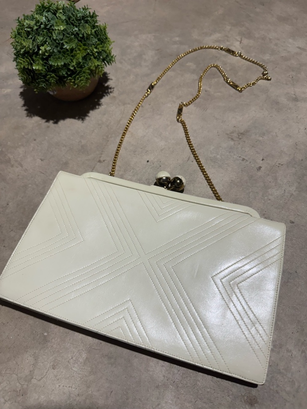 Lou Taylor Vintage Kissing Clasp Bag Purse Cream Leather 60s Chain Evening Event